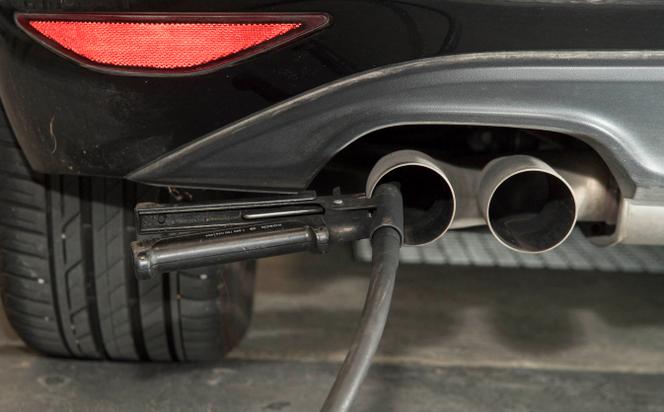 Un tuyau pour tester les émissions de gaz est fixé dans le pot d’échappement d’une Volkswagen Golf 2,0 litres diesel à l’Agence de contrôle technique de Louisbourg, en Allemagne, le 7 août 2017.