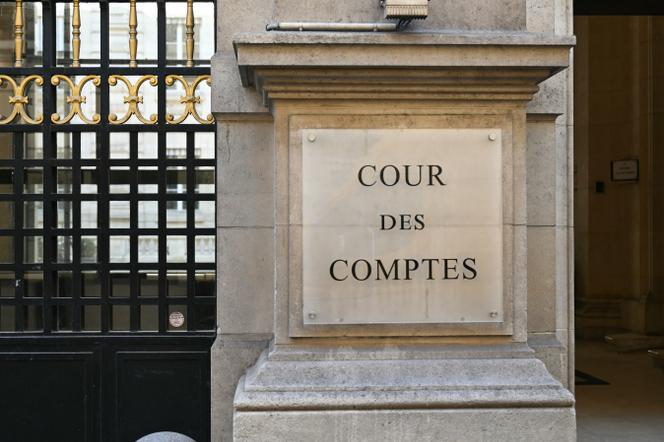 Devant la Cour des comptes, à Paris, le 8 avril 2025.
