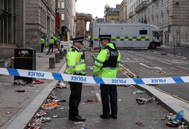 Des policiers sur les lieux où une voiture a fauché des piétons, en marge du défilé de la victoire du Liverpool FC en Premier League, à Liverpool, dans le nord-ouest de l’Angleterre, le 27 mai 2025