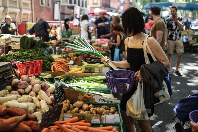 Sur un marché de Toulouse, le 8 juillet 2023.