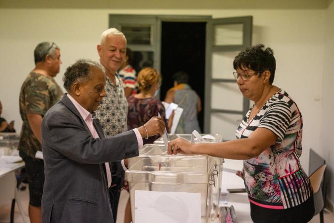 Lors du premier tour de vote pour le congrès du Parti socialiste, au siège de la fédération réunionnaise du PS, à Saint-Denis de La Réunion, le 27 mai 2025.