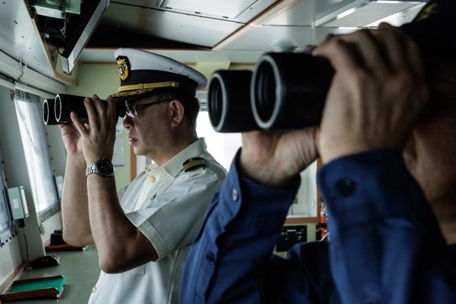 Le capitaine du navire de patrouille « Settsu » des gardes-côtes japonais, lors d’exercices anti-piraterie conjoints avec les gardes-côtes indonésiens, au large de Djakarta, le 24 janvier 2025.