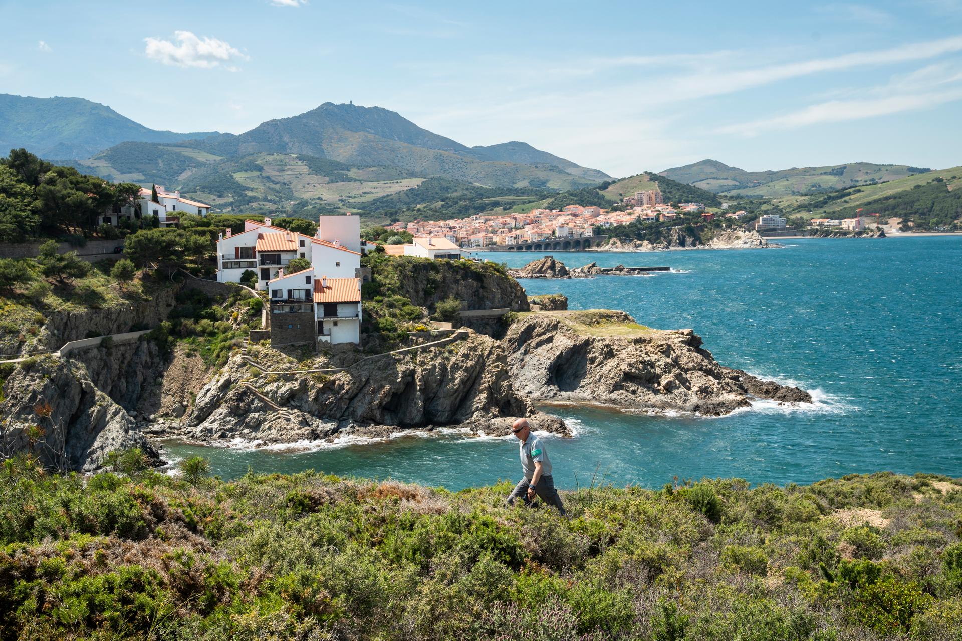 Didier Fioramonti, agent de la réserve marine de Cerbère-Banyuls, lors d’une mission de surveillance terrestre à Banyuls-sur-Mer (Pyrénées-Orientales), le 15 mai 2025.