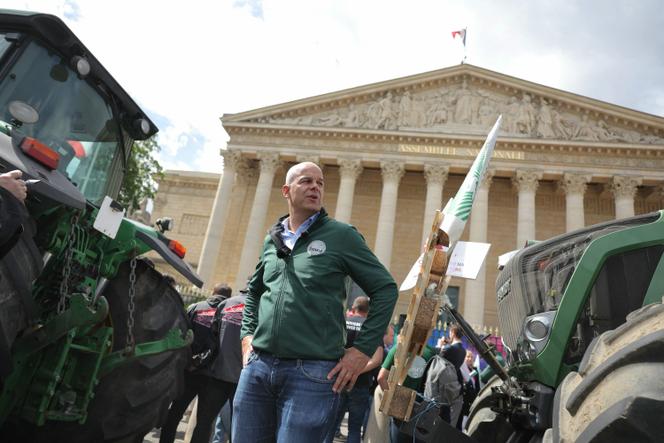 Arnaud Rousseau, président du principal syndicat agricole français, la FNSEA, lors d’une manifestation devant l’Assemblée nationale, à Paris, le 26 mai 2025.