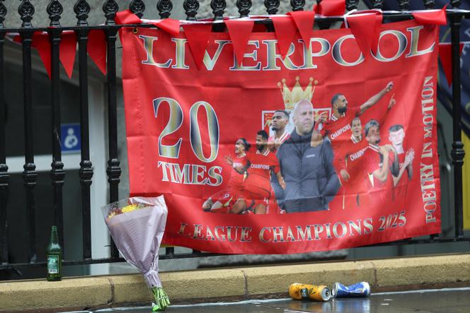 Flores e uma bandeira do Liverpool FC em cena, onde um motorista correu para a multidão durante o desfile comemorando a vitória do clube, em Liverpool, no Reino Unido, em 27 de maio de 2025. 