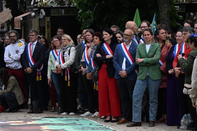 La secrétaire nationale des Ecologistes, Marine Tondelier (en vert), et d’autres membres du parti manifestent contre la proposition de loi Duplomb, près de l’Assemblée nationale, à Paris, le 27 mai 2025.