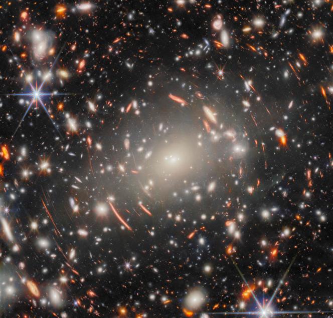 Cette photo non datée publiée par l’Agence spatiale européenne le 27 mai 2025 montre l’amas de galaxies Abell S1063 situé à environ 4,5 milliards d’années-lumière de la Terre, dans la constellation de la Grue, prise par le télescope spatial James-Webb.