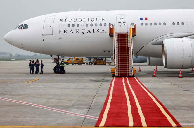 L’avion présidentiel transportant Emmanuel Macron sur le point de quitter le tarmac de l’aéroport international de Noi Bai, à Hanoï, en direction de l’Indonésie, le 27 mai 2025.
