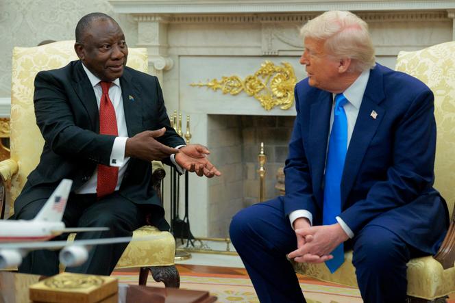 Le président sud-africain, Cyril Ramaphosa (à gauche), et son homologue américain, Donald Trump, dans le bureau Ovale de la Maison Blanche, le 21 mai 2025, à Washington, DC.