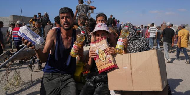 Israeli troops fire warning shots as Palestinians overwhelm new food center in Gaza