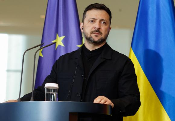 Le président ukrainien, Volodymyr Zelensky, donne une conférence de presse conjointe avec la chancelière allemande, à Berlin, le 28 mai 2025.