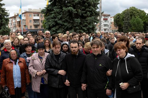 Ihor Martyniuk et ses proches se rassemblent pour rendre hommage à ses enfants, tués par un missile russe, à Korostychiv, mercredi.