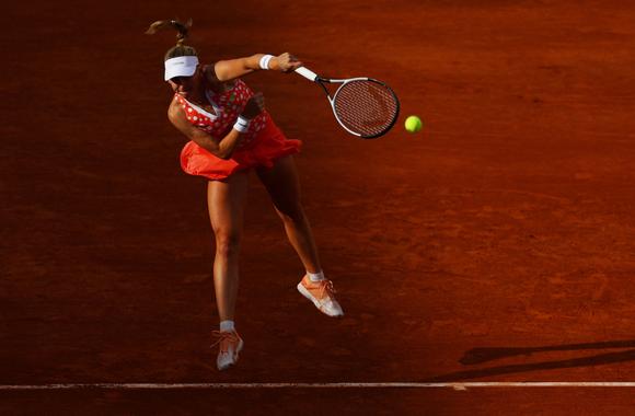 Jil Teichmann: Outfit in homage to Spain and Rafa Nadal or colors of Switzerland?