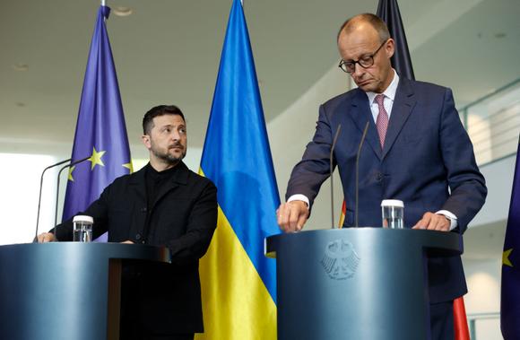 Le président ukrainien, Volodymyr Zelensky, et le chancelier allemand, Friedrich Merz, donnent une conférence de presse commune à la chancellerie, à Berlin, le 28 mai 2025.