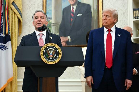 L’envoyé spécial des Etats-Unis au Moyen-Orient, Steve Witkoff (à gauche), s’exprime sous le regard du président des Etats-Unis, Donald Trump, dans le bureau Ovale de la Maison Blanche à Washington, le 28 mai 2025.