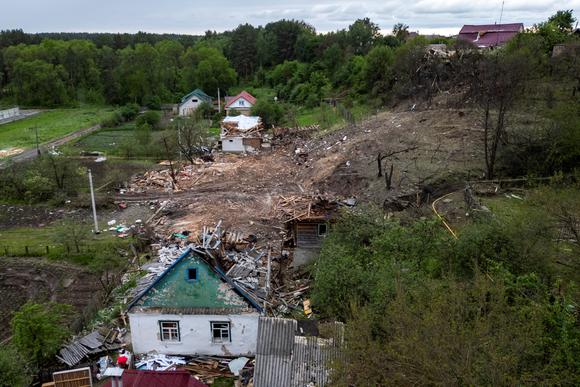 Une photo prise par drone montre la maison de la famille Martyniouk détruite par un bombardement russe.