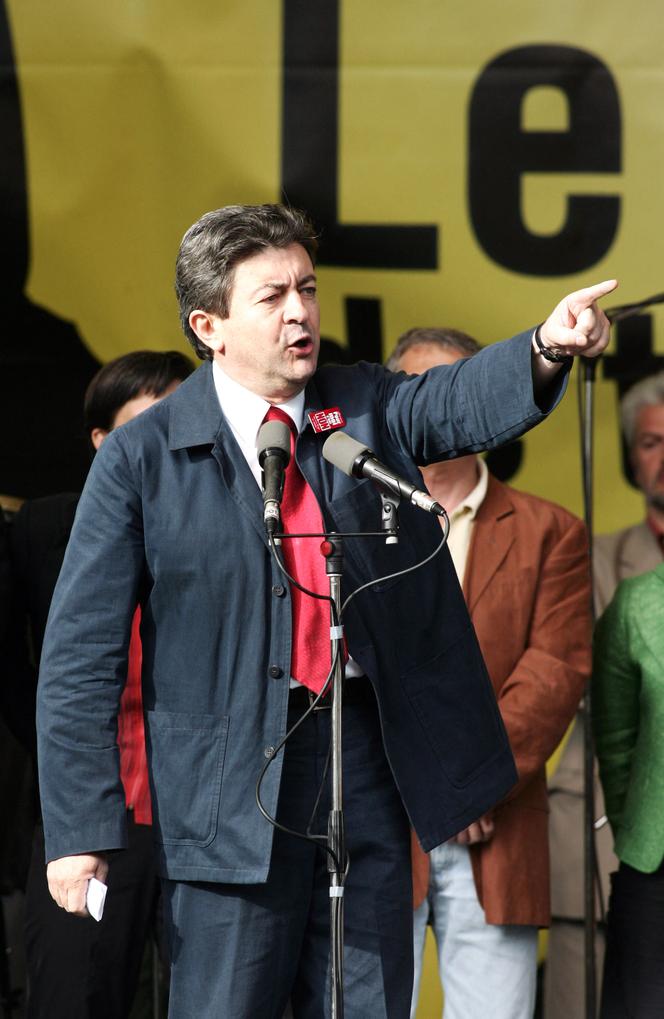Le sénateur socialiste Jean-Luc Mélenchon, lors d’une réunion pour le « non » au traité établissant une Constitution pour l’Europe, place de la République, à Paris, le 21 mai 2005.
