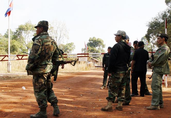 Des soldats cambodgiens montent la garde à la frontière avec la Thaïlande après la mort d’un soldat thaï lors d’un échange de tirs, dans la province d’Odar Meanchey (Cambodge), le 5 février 2011.