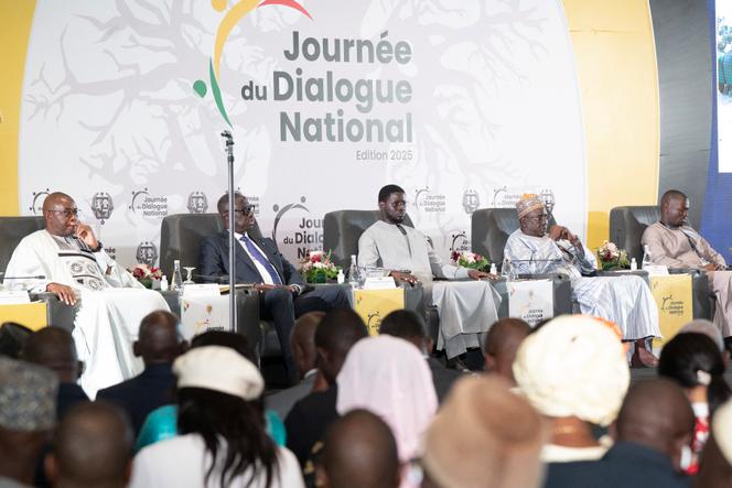 Le président du Sénégal, Bassirou Diomaye Faye (au centre) assiste à l’ouverture d’une concertation nationale, au Centre international de conférences Abdou Diouf, à Diamniadio, le 28 mai 2025.