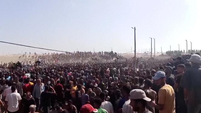Des Palestiniens se précipitent pour obtenir des cartons d’aide alimentaire, à Rafah, sur le lieu de distribution de la Gaza Humanitarian Foundation, dans le sud de la bande de Gaza, le 27 mai 2025