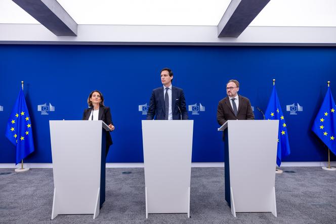 Teresa Ribera Rodriguez, Wopke Hoekstra et Dan Jorgensen lors du point de presse sur l’évaluation des plans nationaux sur l’énergie et le climat, à Bruxelles, le 28 mai 2025.