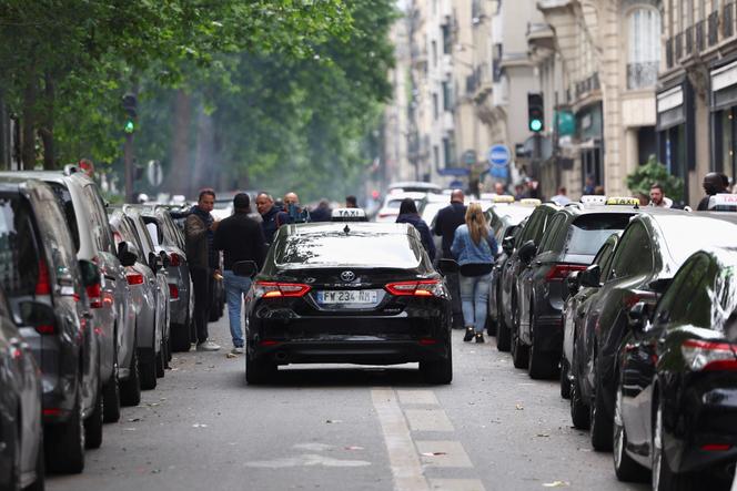 Des taxis en grève pour protester contre les coupes budgétaires proposées par le gouvernement pour le transport sanitaire, à Paris, le 27 mai 2025. 
