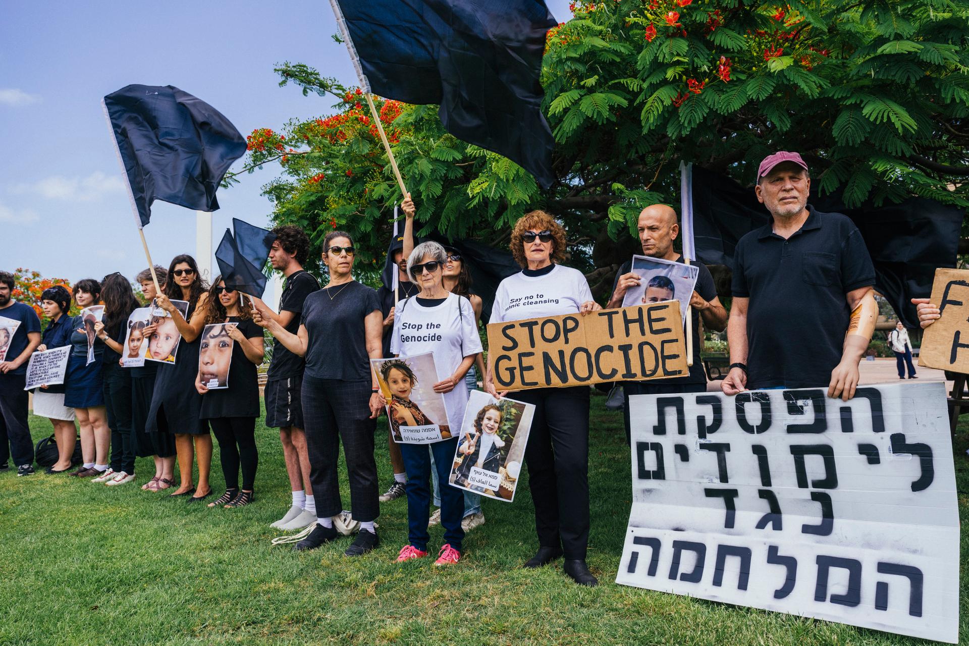 Une manifestation organisée par le mouvement du Drapeau noir contre la guerre et appelant à la libération des otages de la bande de Gaza, à laquelle participent principalement des professeurs, des membres du personnel universitaire et des étudiants, à l’université de Tel-Aviv, le 27 mai 2025.