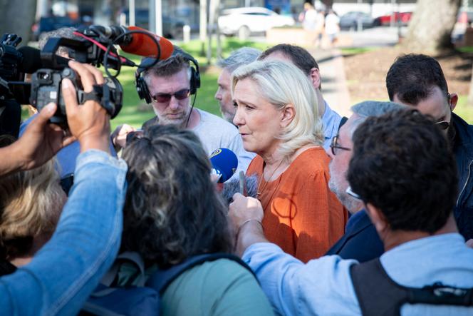 Marine Le Pen, présidente du groupe des députés du Rassemblement national, lors de sa visite à Nouméa, en Nouvelle-Calédonie, le 29 mai 2025.