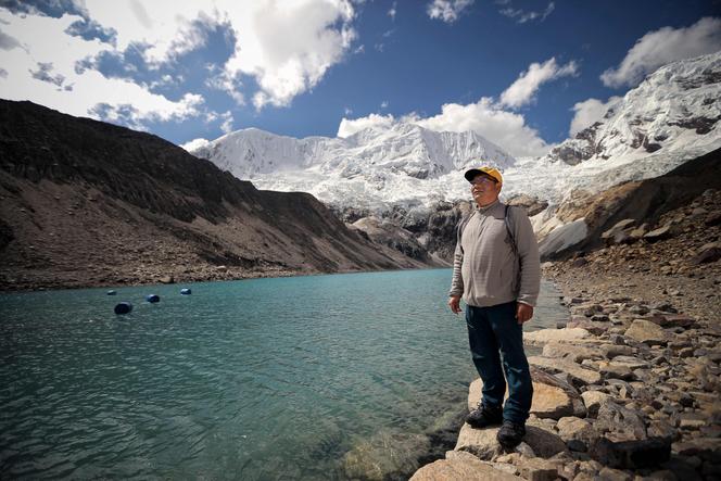 Saul Luciano Lliuya, devant le lac Palcacocha, dans le parc national de Huascaran, à Huaraz (Pérou), le 23 mai 2022.