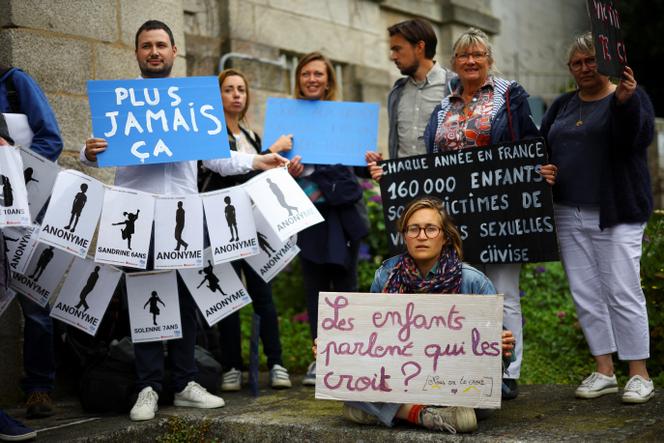 Un groupe de victimes présumées et de soutien, devant le palais de justice de Vannes (Morbihan), le jour du verdict dans le procès de l’ex-chirurgien Joël Le Scouarnec, accusé de viols aggravés et d’agressions sexuelles sur 299 victimes sur plusieurs décennies, le 28 mai 2025.