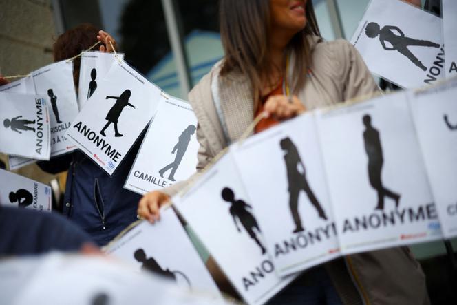 Rassemblement de victimes, de membres de collectifs de femmes, d’ONG et de syndicats se devant le palais de justice de Vannes, le 28 mai 2025.