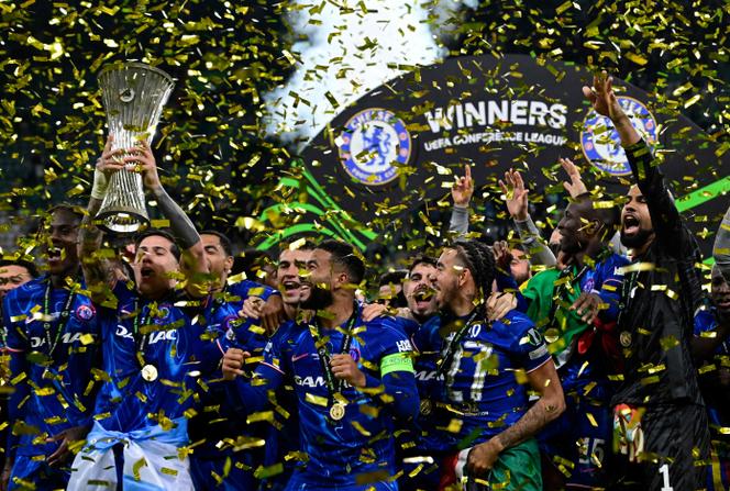 Les joueurs de Chelsea soulèvent le trophée après leur victoire en finale de la Ligue Conférence, mercredi 28 mai 2025, à Wroclaw (Pologne).