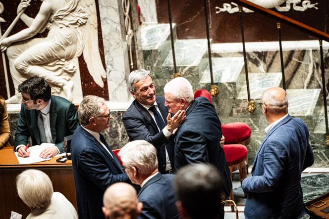 Le député MoDem, Philippe Vigier, salue le rapporteur général, Olivier Falorni, à l’issue du vote sur la proposition de loi relative au droit à l’aide à mourir, à l’Assemblée nationale, à Paris, le 27 mai 2025.