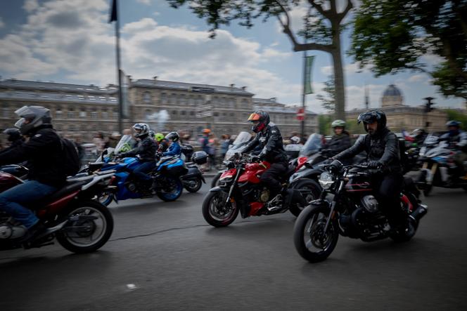 Rassemblement de motards dans le centre de Paris pour protester contre les zones à faibles émissions, le 17 mai 2025.