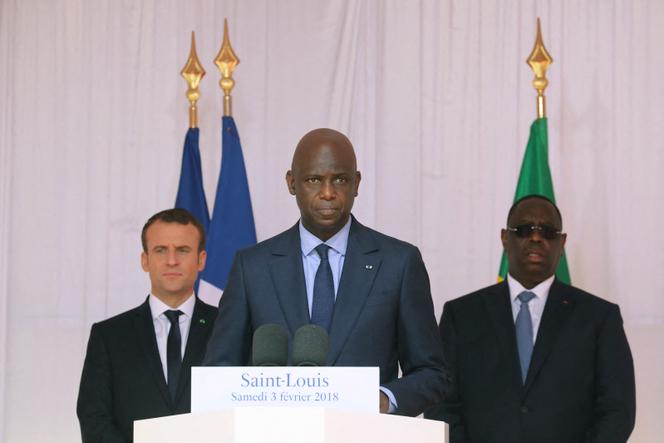 Le maire de Saint-Louis, Mansour Faye, prononce un discours aux côtés du président français Emmanuel Macron et du président sénégalais Macky Sall, le 3 février 2018, à Saint-Louis, au Sénégal.