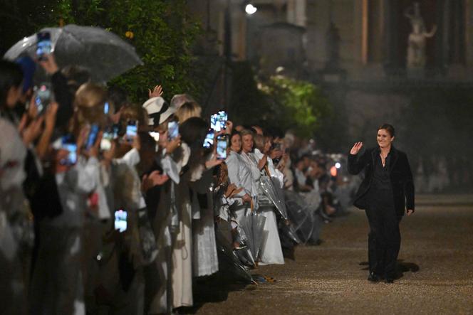 Maria Grazia Chiuri, à la fin du défilé croisière 2026 de Dior, présenté dans les jardins de la villa Albani-Torlonia, à Rome, le 27 mai 2025. 