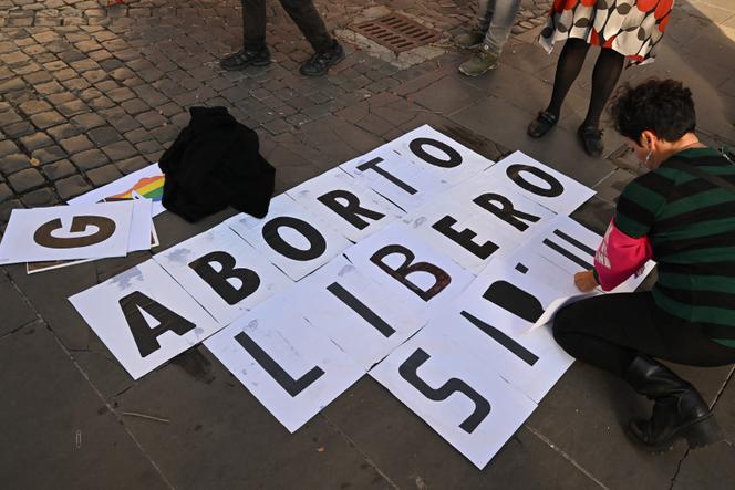 Une femme prépare un panneau « Avortement libre et sûr » pendant un rassemblement pour la Journée mondiale du droit à l’avortement, le 28 septembre 2022 à Rome.