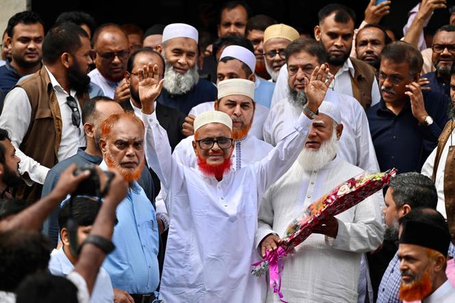 Le dirigeant du Jamaat-e-Islami du Bangladesh, A.T.M. Azharul Islam (C), après avoir été libéré de prison à Dhaka, le 28 mai 2025.