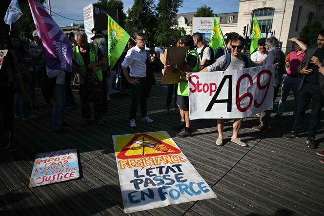 Des opposants au projet d’autoroute A69 entre les villes françaises de Castres et de Toulouse, lors d’un rassemblement devant la gare de Toulouse, le 28 mai 2025.