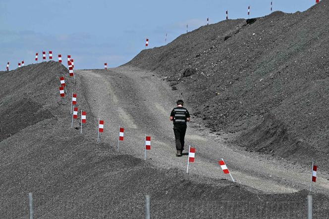 Un agent de sécurité privée patrouille sur un chantier de l’autoroute A69 Toulouse-Castres à Verfeil, le 28 mai 2025. 
