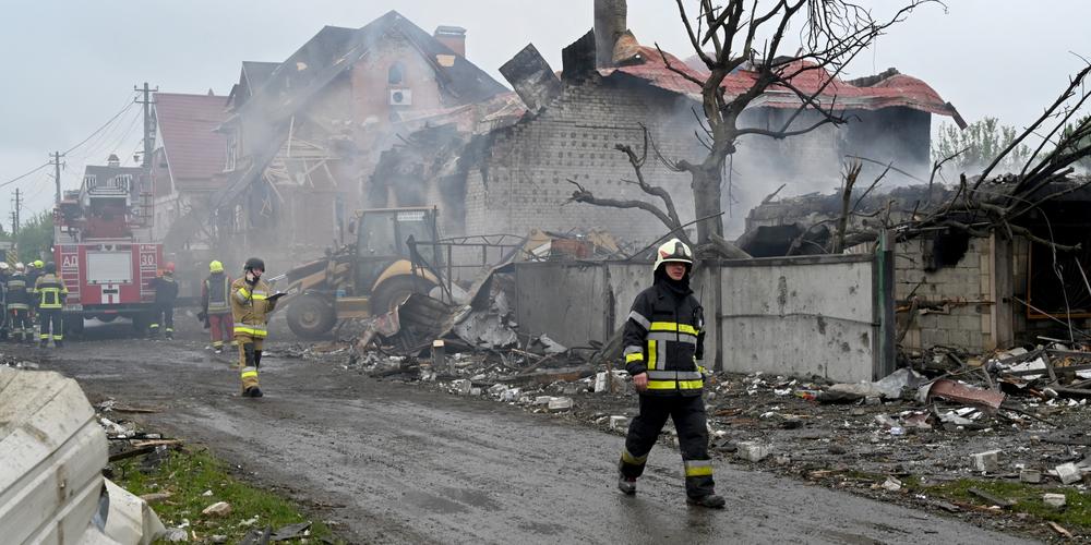 Des pompiers interviennent à la suite d’une attaque russe dans l’oblast de Kiev, le 25 mai 2025. - SERGEI SUPINSKY/AFP