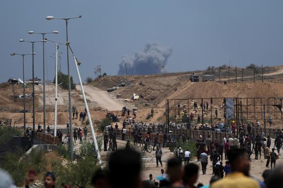 Après un bombardement israélien dans le sud du territoire, de la fumée est visible d’un centre de distribution d’aide humanitaire géré par la Gaza Humanitarian Foundation, à Khan Younès, dans le sud de la bande de Gaza, le 29 mai 2025.