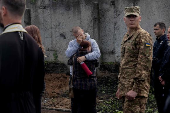 Des personnes en deuil se rassemblent près du cercueil de Yaroslav Shvets, soldat ukrainien de 26 ans décédé sur le front, à Kiev, le 29 mai 2025.