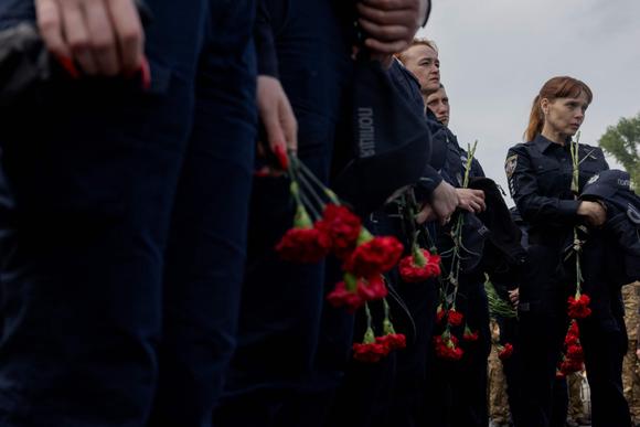 Des policiers se recueillent près du cercueil de Yaroslav Shvets, décédé sur le front, à Kiev, le 29 mai 2025