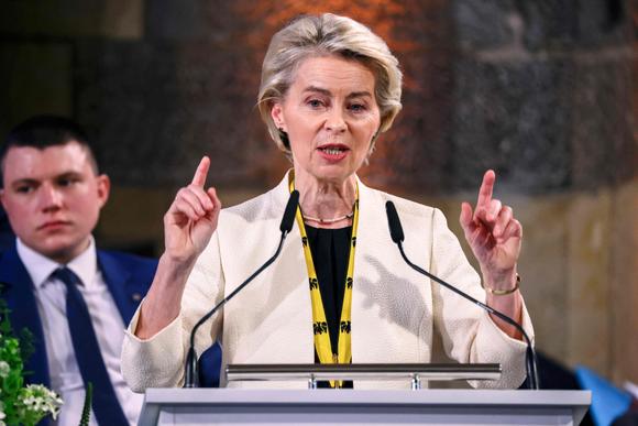 La présidente de la Commission européenne, Ursula Von der Leyen, reçoit le prix Charlemagne, à Aix-la-Chapelle (Allemagne), le 29 mai 2025.