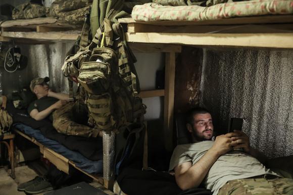 Soldados descansan en una trinchera en la línea del frente cerca de Chassiv Yar, Óblast de Donetsk, Ucrania, el 27 de mayo de 2025.