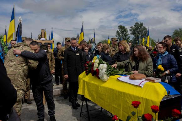 Parents et amis se recueillent autour du cercueil de Yaroslav Shvets, à Kiev, le 29 mai 2025.