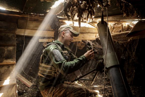 Un soldado ucraniano prepara un mortero para disparar hacia posiciones del ejército ruso cerca de Chassiv Yar, Óblast de Donetsk, Ucrania, el 27 de mayo de 2025.