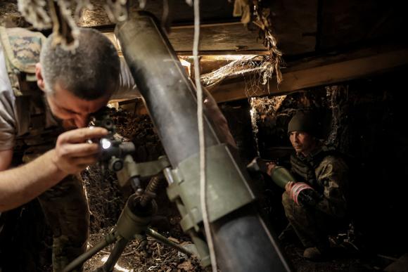 Soldados de la 24ª Brigada Mecanizada de las Fuerzas Armadas de Ucrania se preparan para disparar morteros hacia las tropas rusas en una línea de frente cerca de la ciudad de Chassiv Yar, Ucrania, el 27 de mayo de 2025.