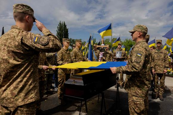 Des soldats ukrainiens lors des funérailles de Yaroslav Shvets, un soldat ukrainien de 26 ans décédé sur le front, à Kiev le 29 mai 2025.
